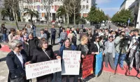 (VIDEO) Protest majki sa troje i vi&scaron;e djece - Apel za ispravku nepravde i uvećanje nadoknada