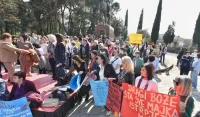 (VIDEO) Protest majki sa troje i vi&scaron;e djece - Apel za ispravku nepravde i uvećanje nadoknada