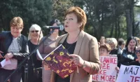 (VIDEO) Protest majki sa troje i vi&scaron;e djece - Apel za ispravku nepravde i uvećanje nadoknada