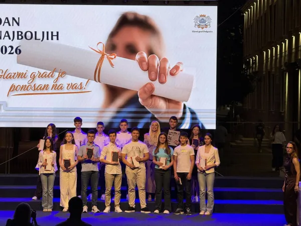 (FOTO/VIDEO) "Dan najboljih" na Trgu nezavisnosti: Grad nagradio najbolje polumaturante