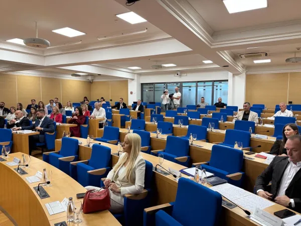 (UŽIVO) Sjednica Skup&scaron;tine Glavnog grada: Perić kaže da samo sprečava prinudnu upravu