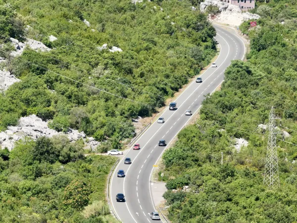 (VIDEO) Policija dronovima nadzire saobraćaj &scaron;irom Crne Gore: Pojačane kontrole tokom turističke sezone
