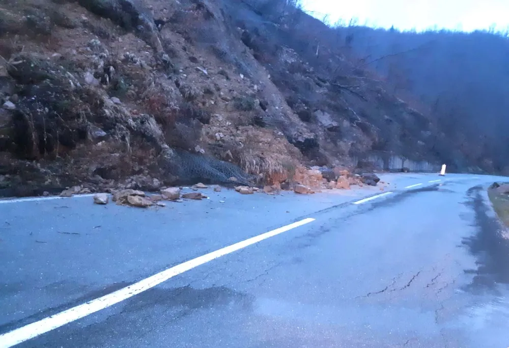 На дијелу саобраћајнице  према Томашеву брдо се обрушило на коловоз
