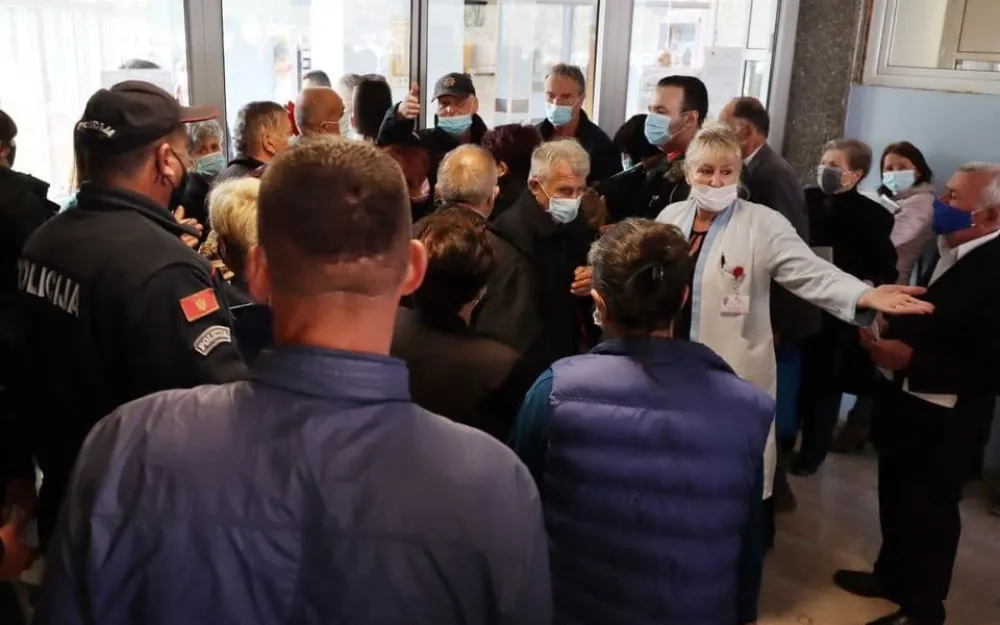 Пацијенти покушали да провале у Клинички центар Црне Горе