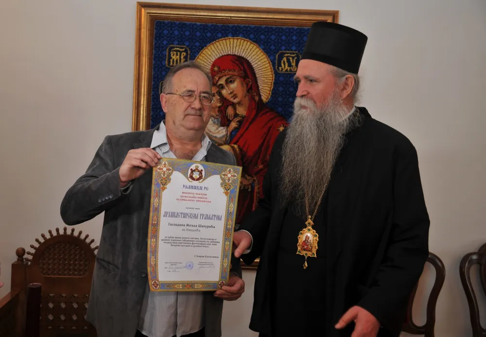 Владика Јоаникије одликовао фоторепортере "Дана": Шапурић и Живковић добитници грамата