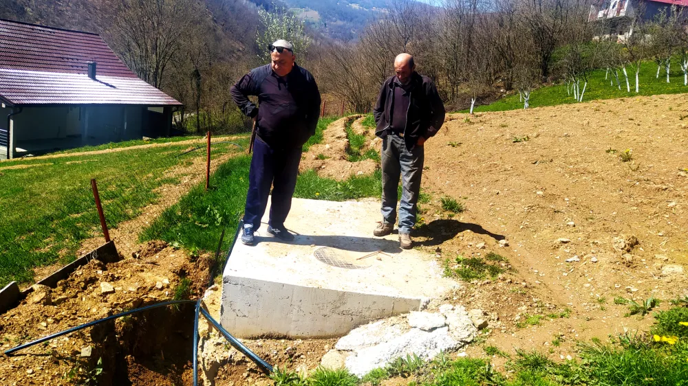 Мјештани бјелопољског насеља остали без водовода: Радови почели прије девет мјесеци, па стали