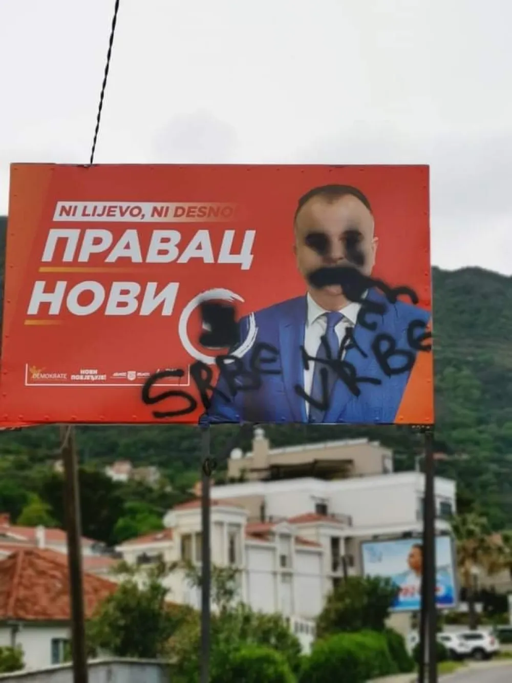 Уништен билборд са ликом Катића у ХН, написано "Србе на врбе"