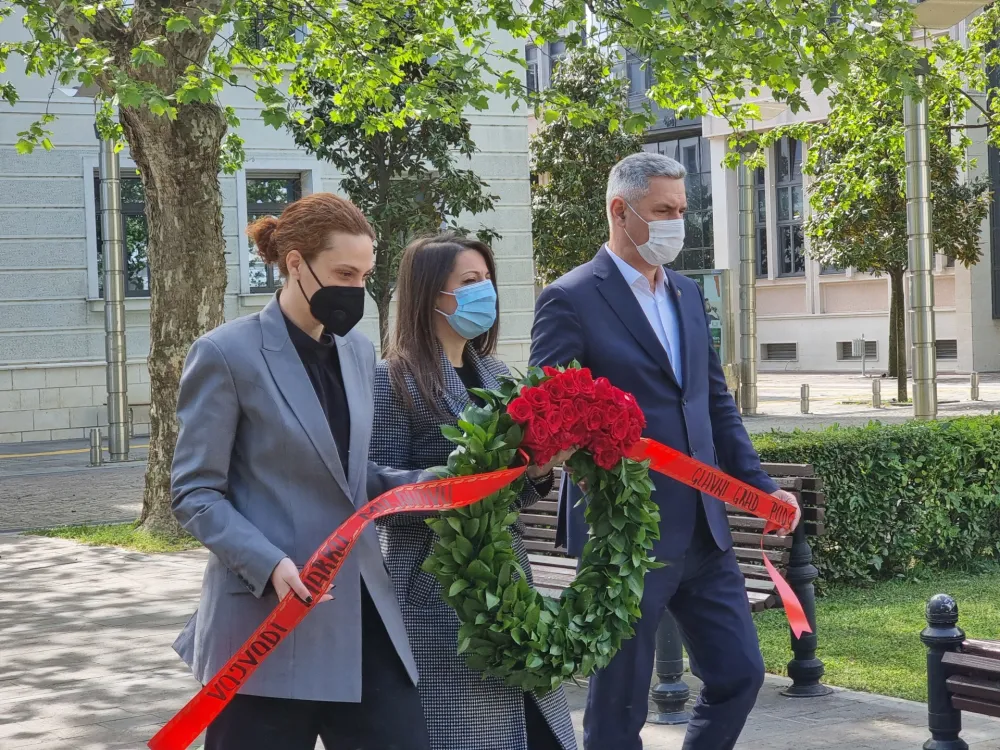 Делегација Главног града положила вијенац на споменик Марку Миљанову