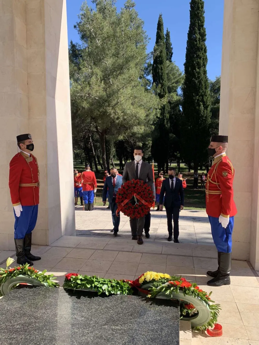 Демократе положиле вијенац на споменик Партизану борцу на Горици