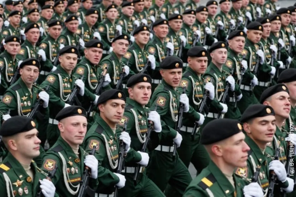 Одржана војна парада у Москви, дефиловало 12.500 војника - небо у бојама руске заставе