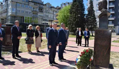 Положили вијенац на споменик генералу Жукову