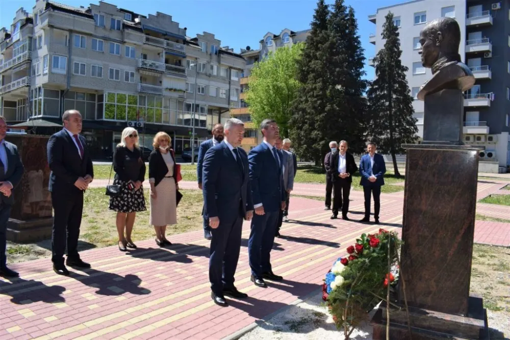 Положили вијенац на споменик генералу Жукову
