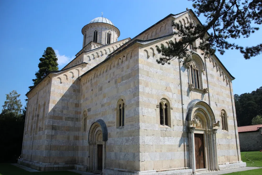 Манастир Високи Дечани и Пећка патријаршија од сјутра отворени за посјетиоце