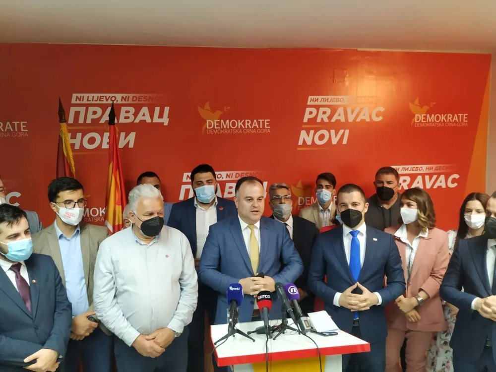 (Видео) Демократе се окупљају након проглашења побједе у Херцег Новом