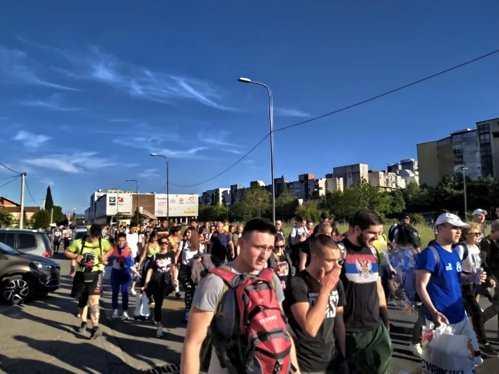 (ФОТО-ВИДЕО) Празник Св. Василија: Све више грађана иде према манастиру Острог