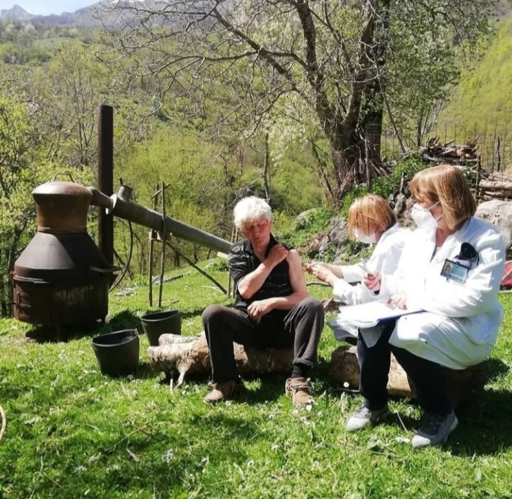 Вјеровали или не: Старину из Љевишта вакцинисали док пече ракију