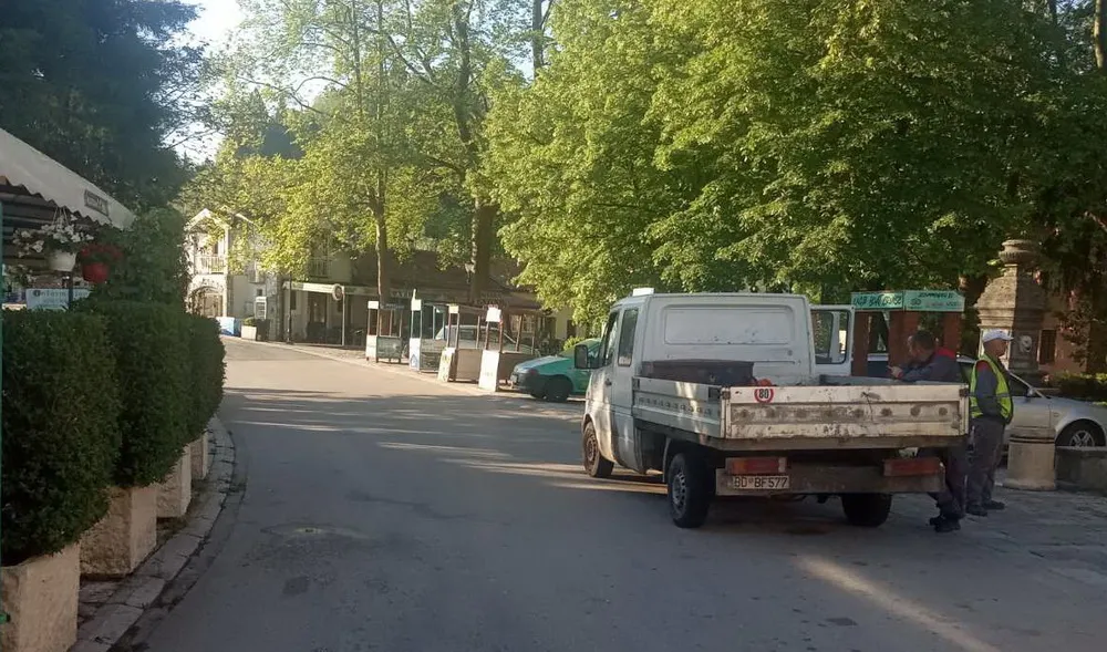 Регулисати штандове у центру Вирпазара