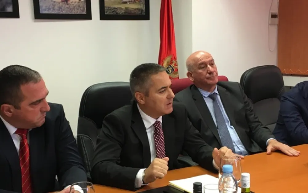 МПЦ у посједу преписке између рашчињеног свештеника и бившег директора Управе полиције: Од Вељовића тражио паре, са Катнићем се састајао