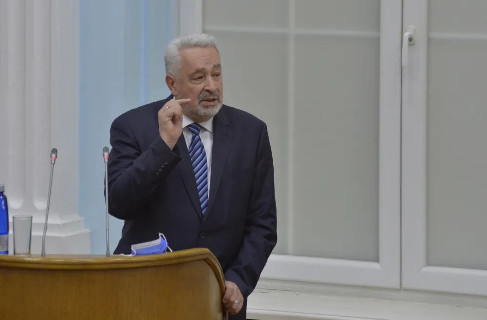 "Влада неспособна да води озбиљну политику"