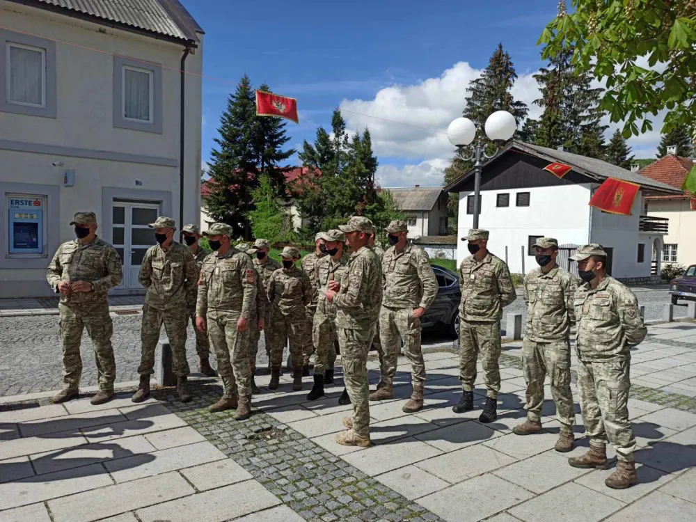 Колашин: Током акције чишћења пронађена бомба, војска је преузела