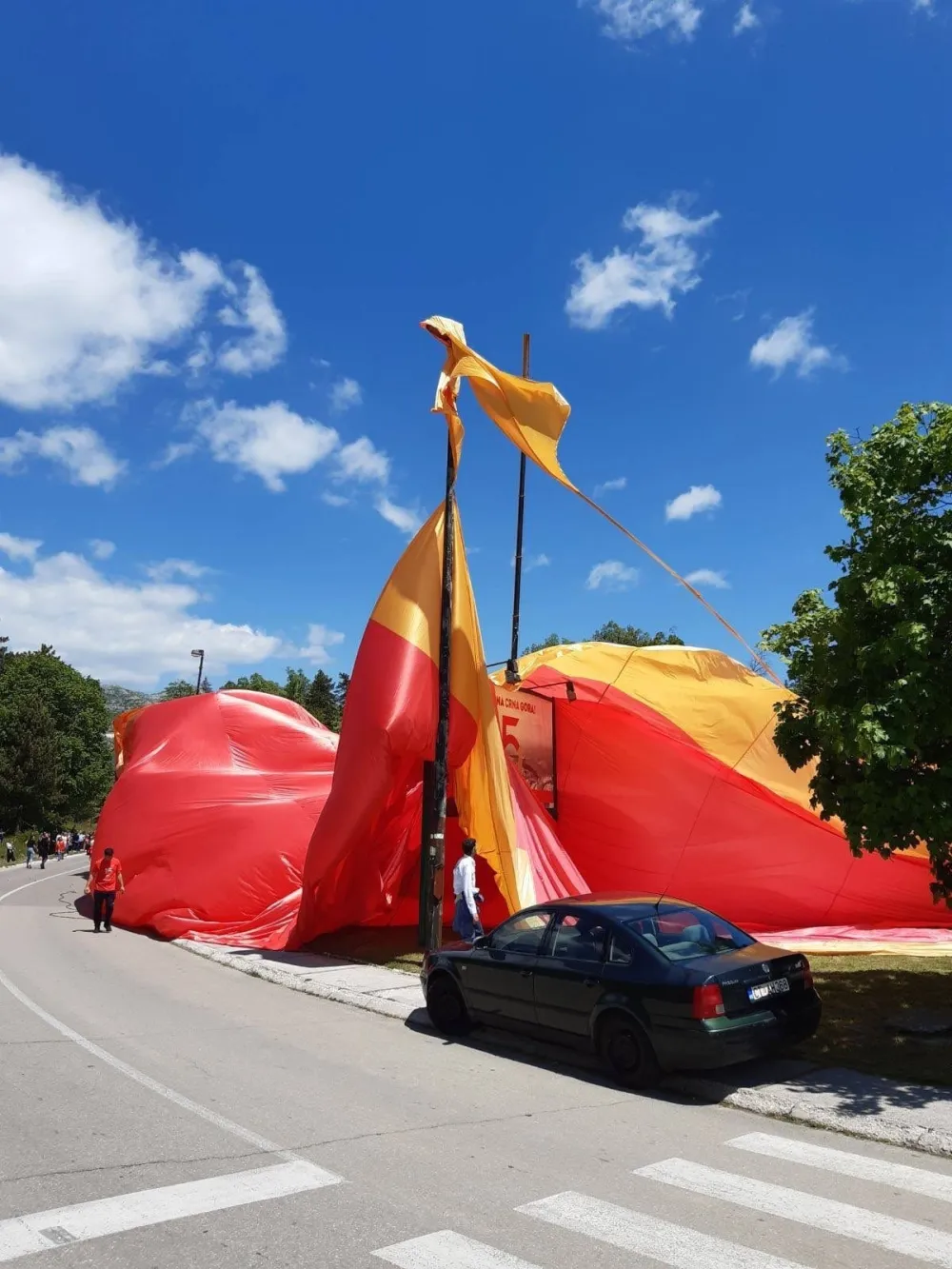 (ФОТО и ВИДЕО) Поцијепана највећа црногорска застава