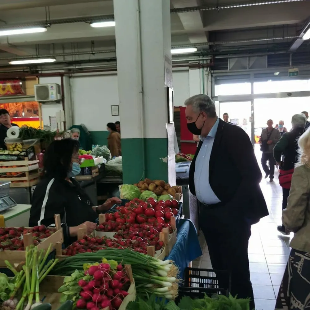 (ФОТО) Премијер на пијаци пазарио јагоде и здраву храну