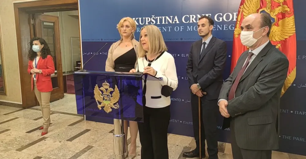 Коалиција Црно на биjело: Наши посланици гласаjу принципиjелно