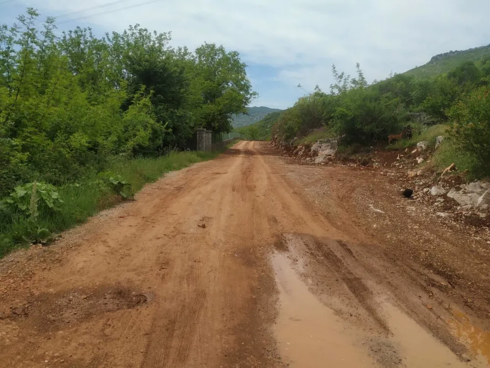 Мјештани Бера траже да се настави реконструкција саобраћајнице до Команског моста: Пут проширен, али није асфалтиран