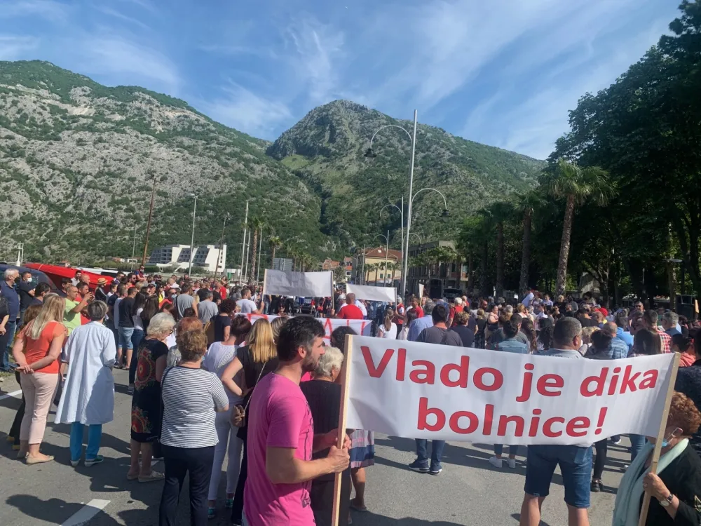 (Видео) Протест грађана Рисна због најаве могуће смјене директора болнице