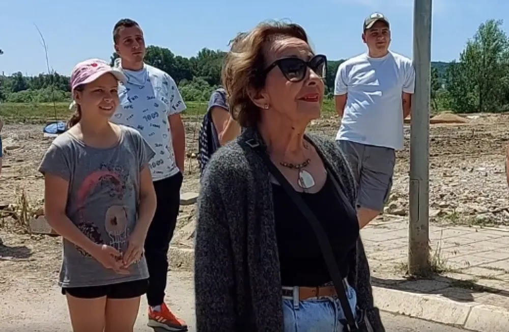 И Цеца Бојковић је еколошки активиста: Глумица стала испред камиона са шутом