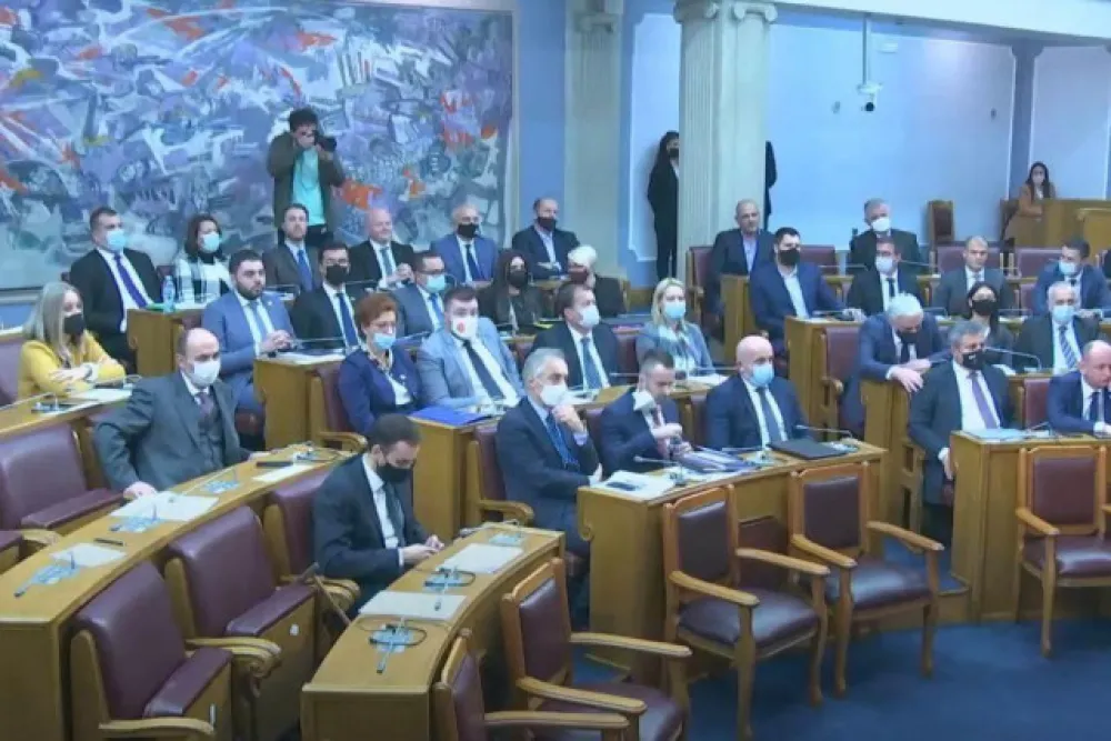 Партије из скупштинске већине позивају премијера на разговор о односу према цркви