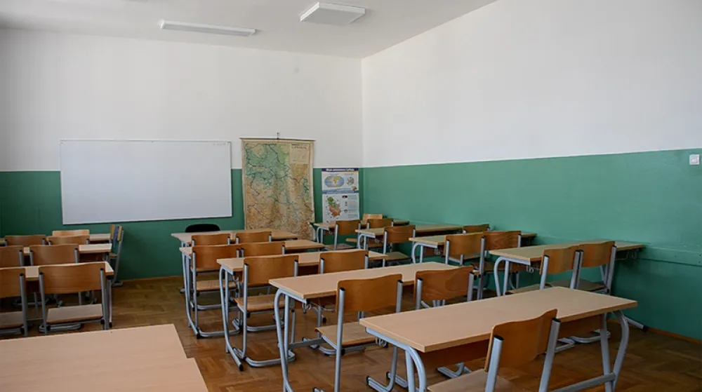 Како основци славе крај школске године: Од провокација испред манастира, до политичких порука