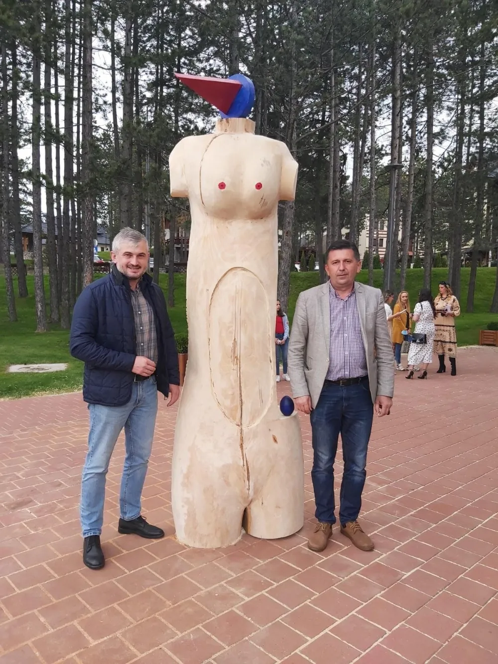 Вајар Лука Радојевић поставио још једну скулптуру: "Вријеме" краси Златибор