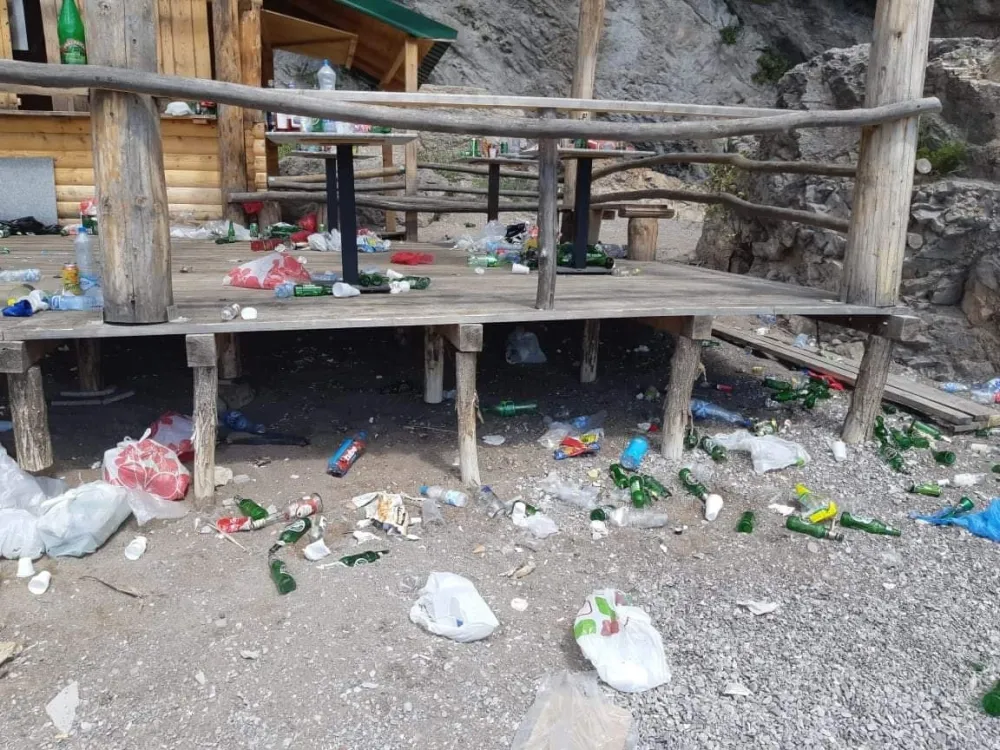 (ФОТО) Погледајте у каквом су стању матуранти оставили плажу после журке