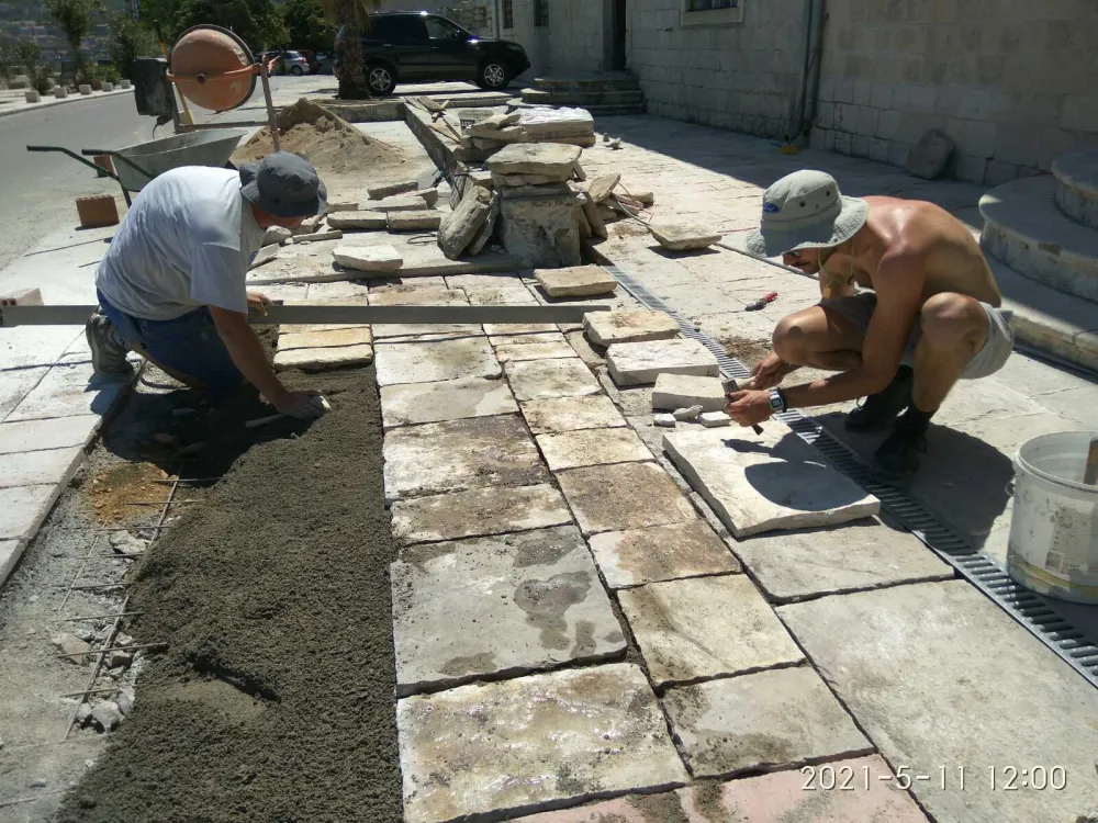 Мјештани Прчња уређују прилаз Цркви дјевице Марије и Светог Николе