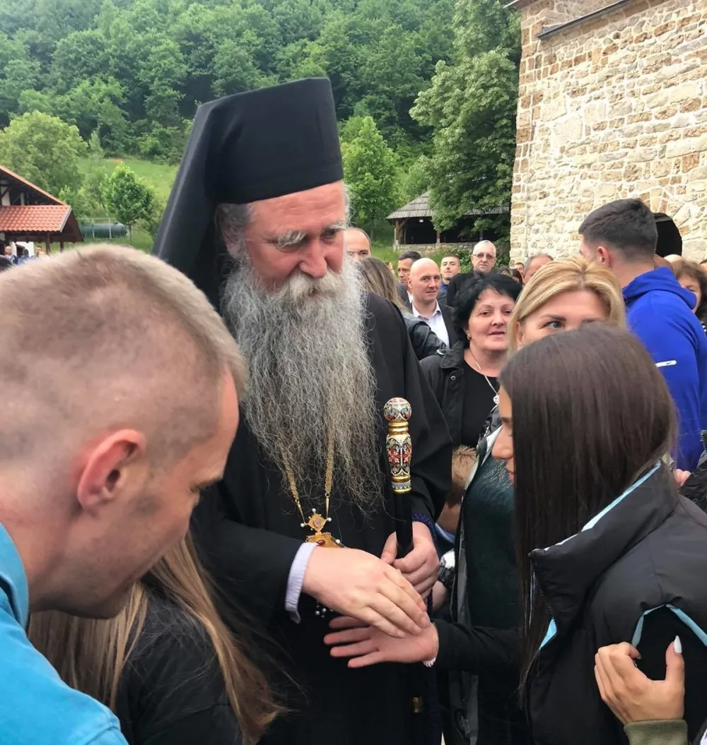 (ФОТО) Митрополита Јоаникија Беранци дочекали испред Манастира