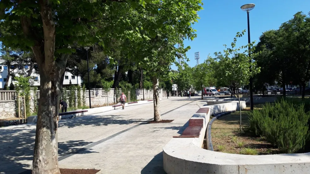 (ФОТО) Нови украс града: Погледајте како изгледа плато испред гимназије
