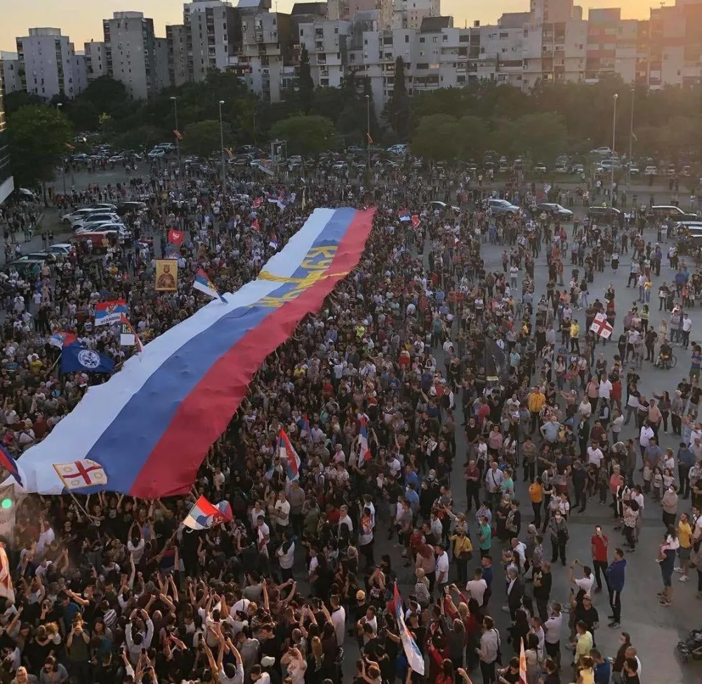 (ФОТО) Погледајте атмосферу испред Храма у Подгорици, Кучи стигли са тробојком