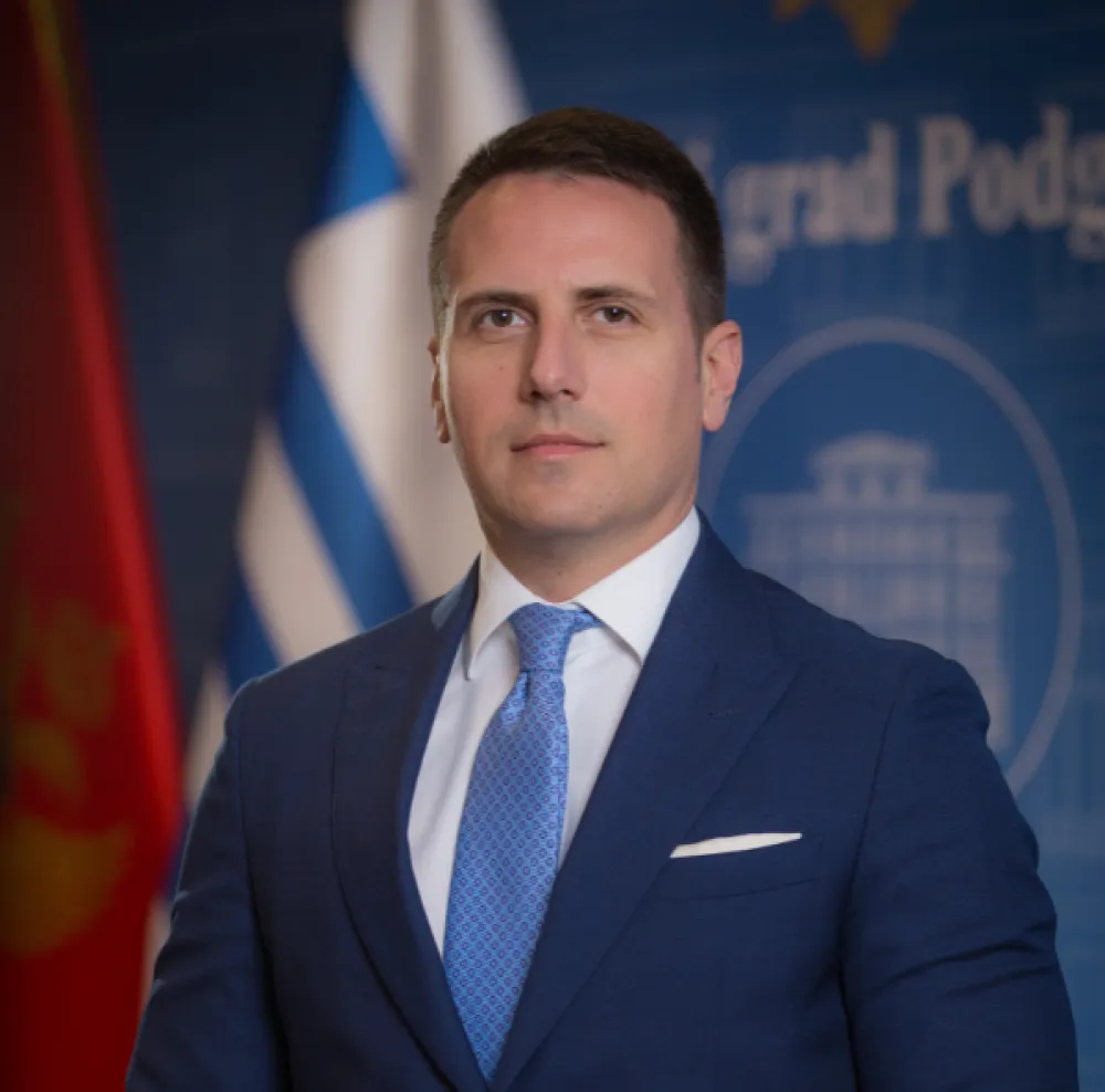 Вешовић: Бечић једно говори, а друго ради