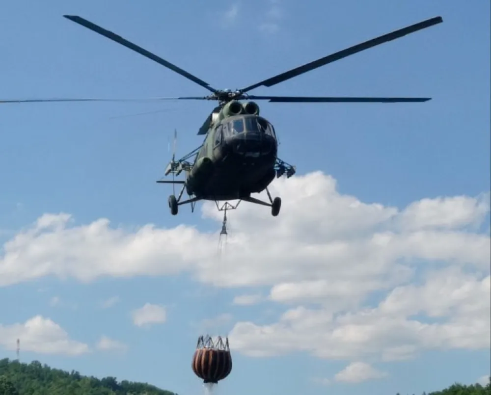 Хеликоптери Воjске Србиjе гасе пожар у чачанскоj &bdquo;Слободи&ldquo;