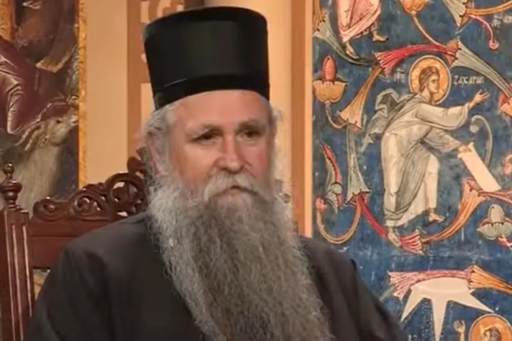 (Фото-Видео) Митрополит Јоаникије: Позовем те у кућу, а ти ме снимаш мобилним телефоном