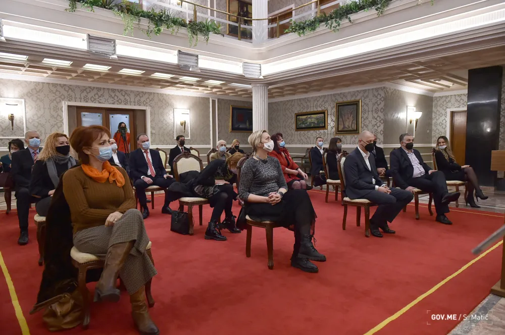 Директори неће подносити оставке, чекају смјене у школама