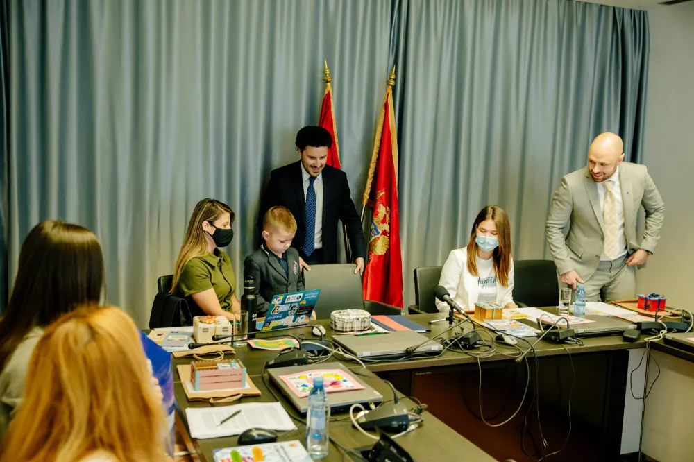 Сједница Савјета за права дјетета: Абазовић уступио мјесто, дјеца предсједавала