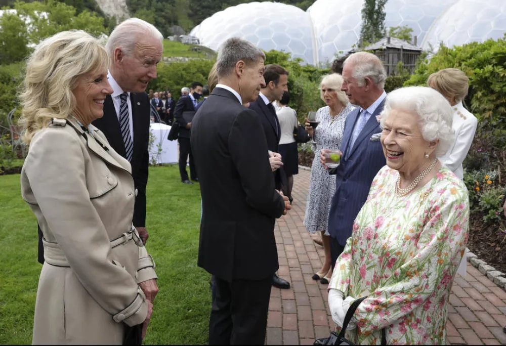 Краљица поставила питање па насмијала лидере Г7