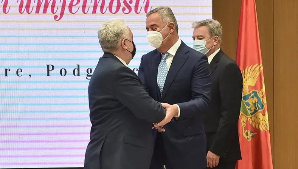 (ВИДЕО) На тешке оптужбе премијер ћути као риба, или која је то прича из Њемачке да Ђукановић није приоритет