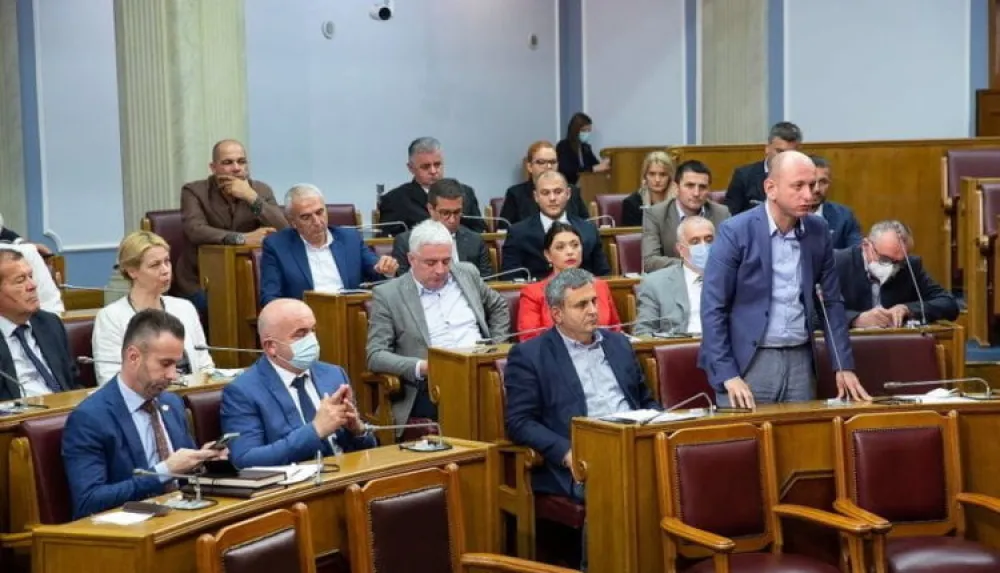 ДФ, СНП, УЦГ и РП предали амандмане: Из Резолуциjе да се брише геноцид у Сребреници