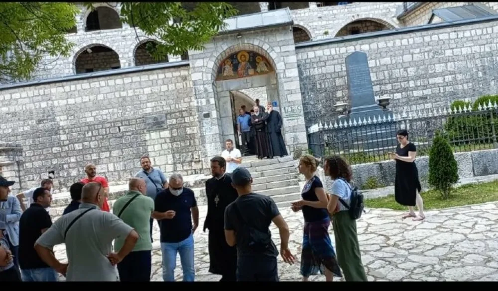Цетиње: Грађани тврде да се девастира манастир, а црква да поправља мокре чворове