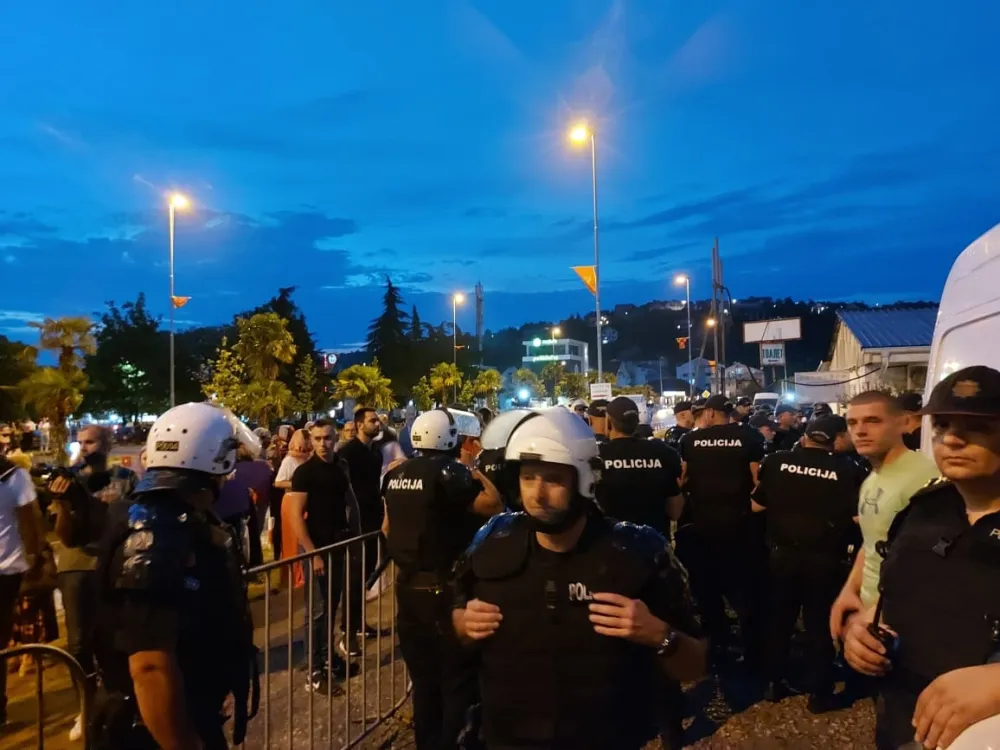 (ВИДЕО) Инцидент испред храма током перформанса, интервенисала полиција