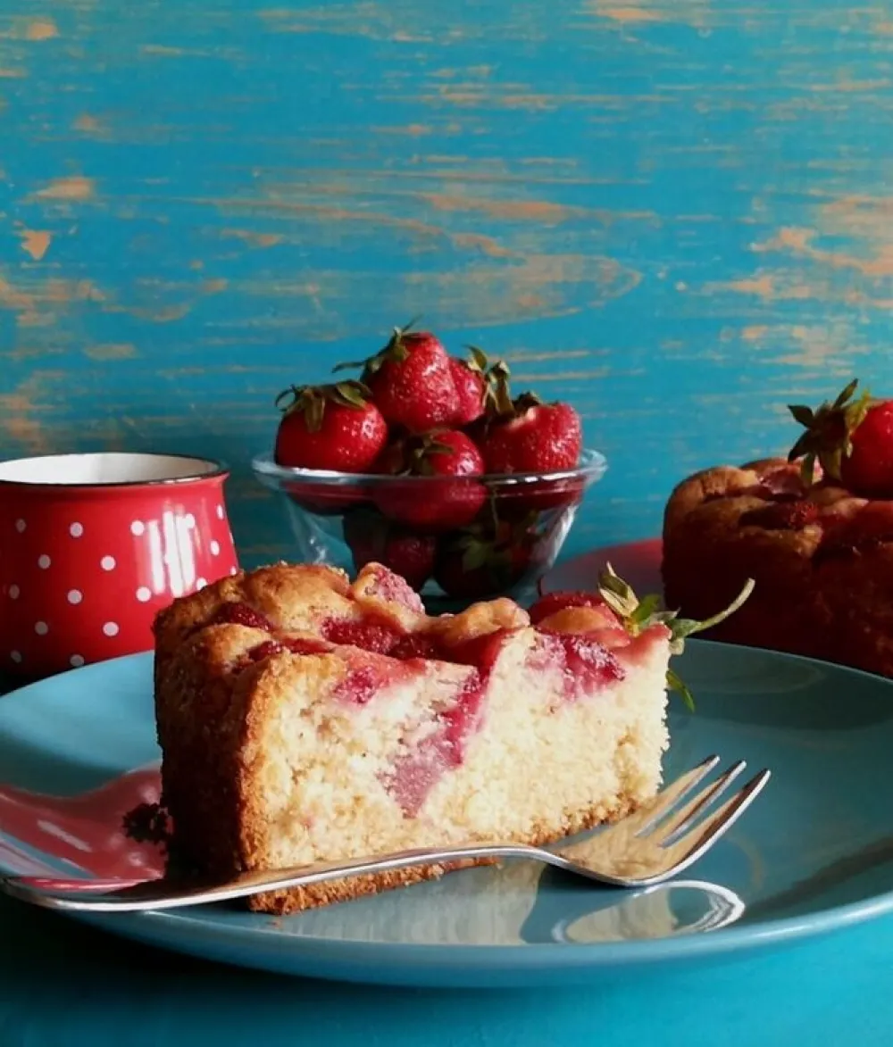 Jедноставан колач с jагодама: Укусан и мирисан