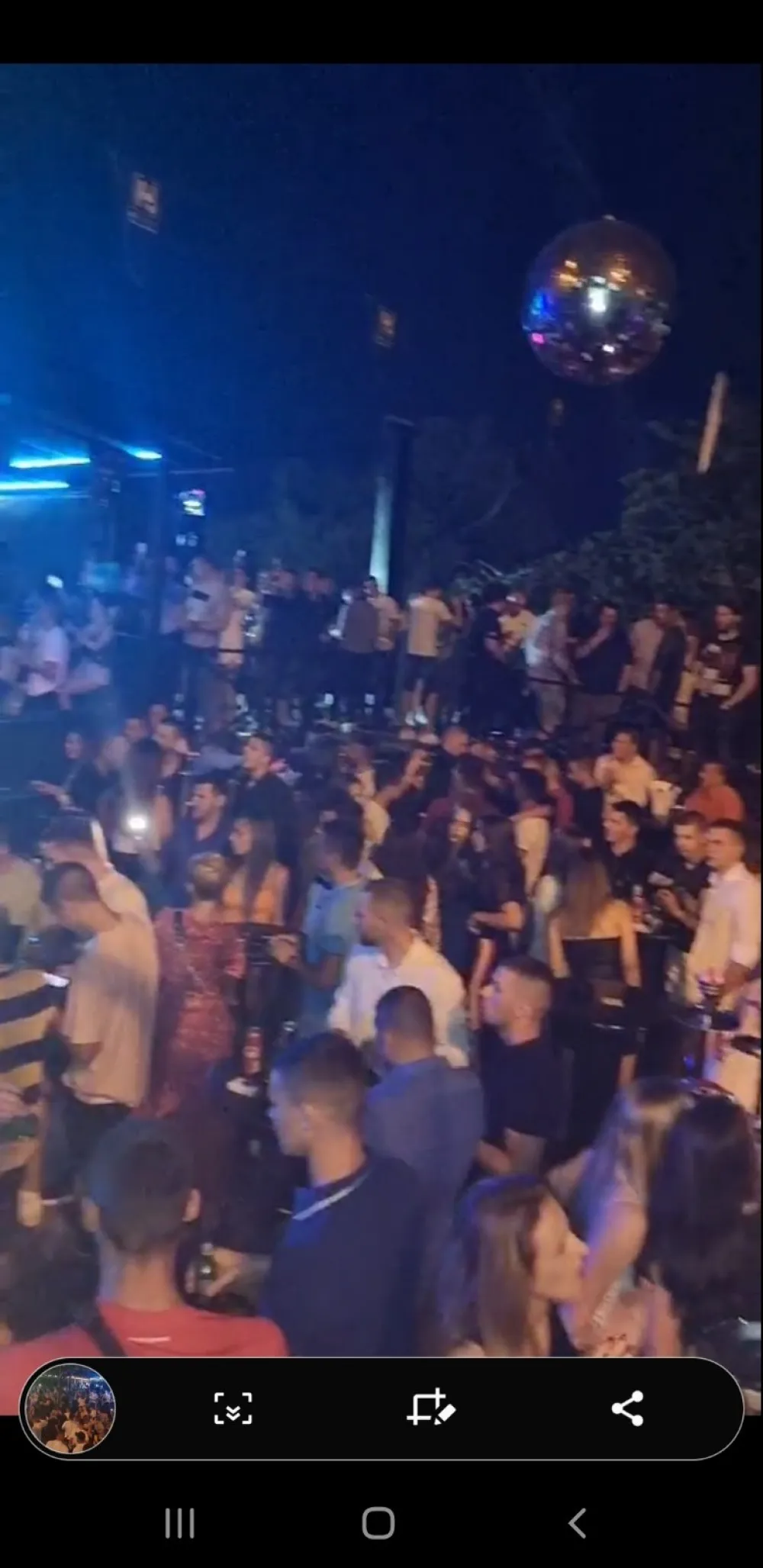 (ФОТО-ВИДЕО) Читаоци јављају: Након попуштања мјера у Будви "лудило" уз Ацу Лукаса